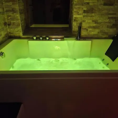 Love Room, Chambre Deluxe ,jacuzzi ,jardin *