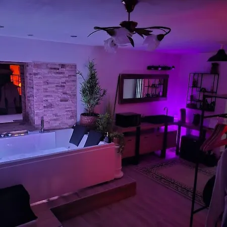 Love Room, Chambre Deluxe ,jacuzzi ,jardin *